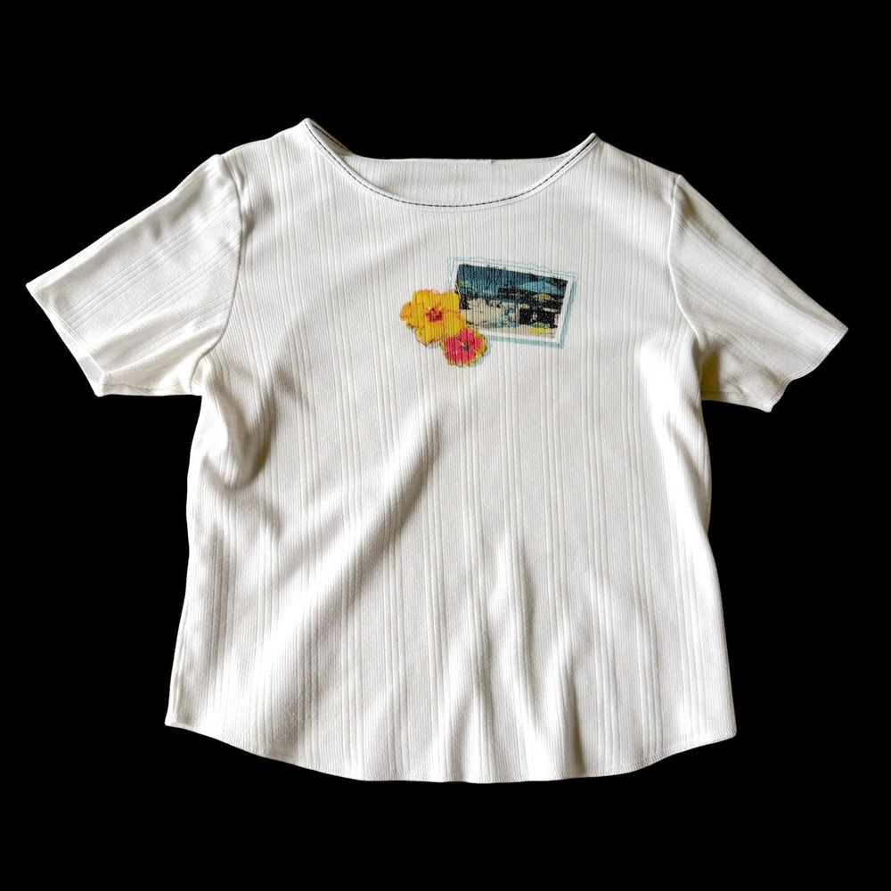 90's Boho White Ribbed Short Sleeve Top Beach Postcard Hibiscus Flowers
